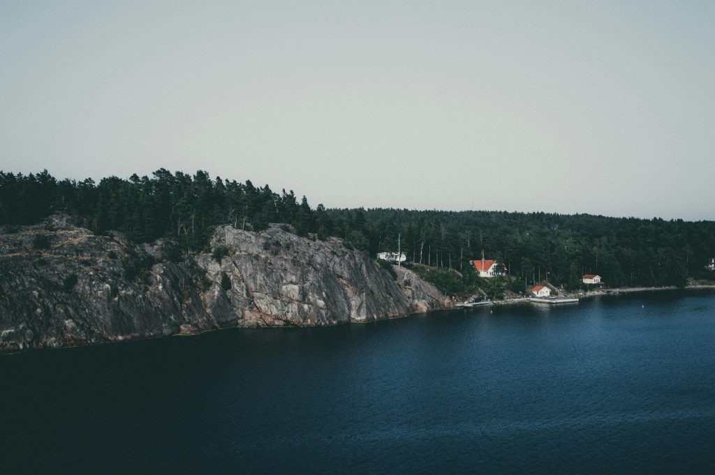 Kuva itämerestä Kuva itämerestä, jossa näkyy kalliota ja maata myös